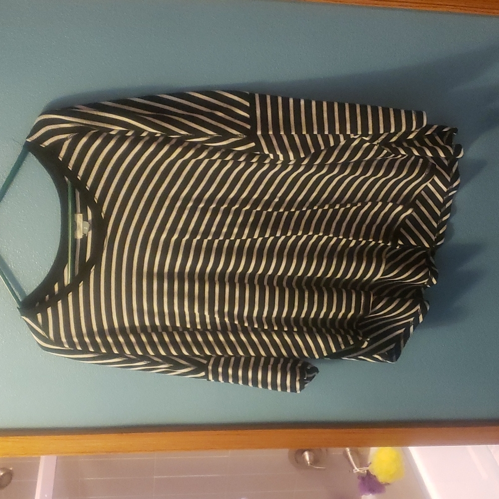 Quarter sleeve black and white top